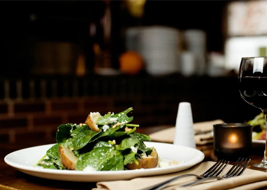 Spinach salad with roasted pear and gorgonzola